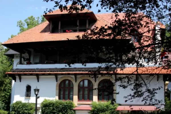 Guvernul se ÎMPRUMUTĂ să repare clădirile de patrimoniu. Cine are interesul să fie reabilitat Conacul Brătienilor din județul Argeș?