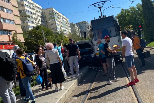 Accident cu un tramvai, în Capitală: o mașină a fost târâtă zeci de metri - Trafic BLOCAT