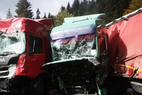Accident MORTAL în județul Neamț. 2 TIR-uri s-au ciocnit în plin - FOTO