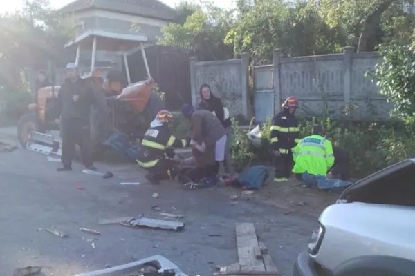 Accident cumplit în Mehedinți: un mort și 4 răniți grav, în urma impactului dintre o mașină și o căruță trasă de un tractor - FOTO