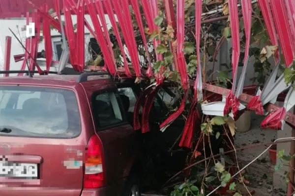 Accident grav în Giurgiu. Trei victime, după ce mașina în care se aflau a intrat într-o casă