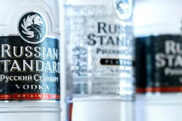 Rușii, în pericol de a rămâne fără băutura lor tradițională - Regimul de la Moscova scumpește vodca