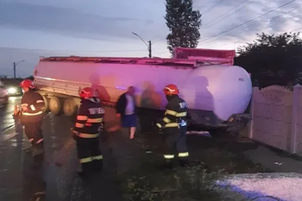Pericol de EXPLOZIE după ce o cisternă încărcată cu motorină s-a răsturnat pe DN 2 - FOTO