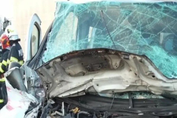 Accident cu 4 victime în Dâmboviţa. Impact devastator între un microbuz şi două TIR-uri staţionate - FOTO