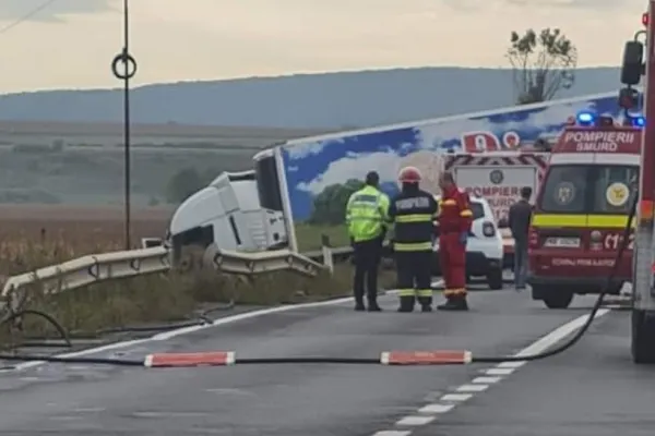 Accident cumplit lângă Târgu Mureș, între două autoturisme și un TIR. Două persoane au murit, alte două sunt în stare gravă