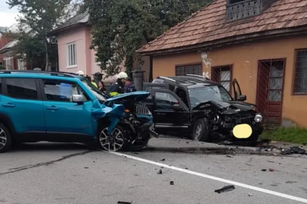 Accident îngrozitor la Rodna - 7 copii au fost răniți după ce două mașini s-au lovit