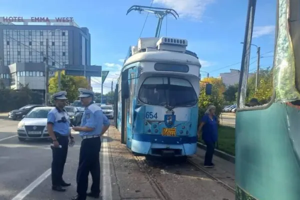 Accident între două tramvaie, în Craiova - 2 călători au fost răniți și transportați la spital