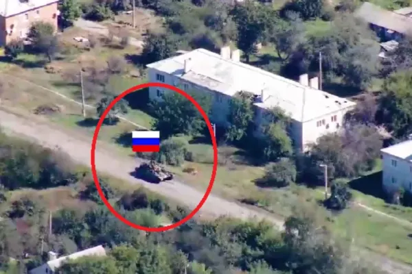 Armata lui Putin, VIRALĂ pe net! Peste 200k pentru cursa nebună a unui tanc rusesc, care pierde 4 soldați și se termină într-un copac