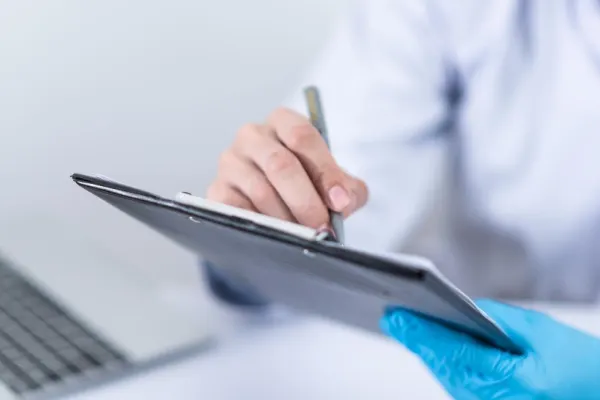Asistenta medicală din Focșani care a înjurat o mămică venită cu bebelușul la UPU a fost concediată