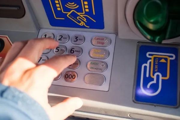 Bărbat arestat pentru furt din bancomate. Metoda ingenioasă care i-a lăsat fără cuvinte pe polițiști - cum acționa