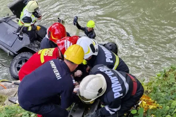 Accident teribil. O maşină a căzut în râul Bistriţa. Două persoane sunt decedate (VIDEO)