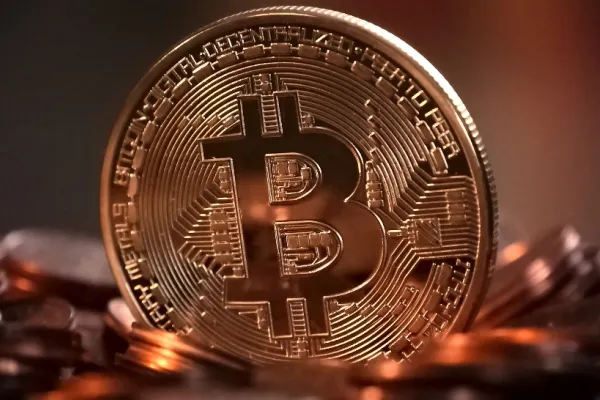 Bitcoin a depășit un nou prag istoric. Ce alimentează creșterea explozivă a monedei virtuale?
