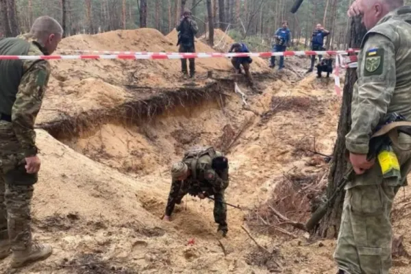 Sute de cadavre descoperite în Ucraina. Preşedinţia UE cere crearea unui tribunal pentru crime de război