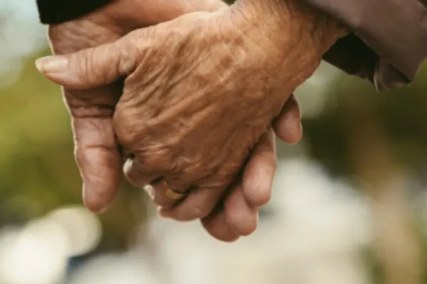 Detalii teribile despre cei doi pensionari din Capitală care s-au sinucis. Bărbatul a lucrat în Guvern - Mesajul de ADIO pentru fiul lor