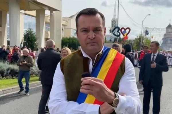 Confruntare în direct între primarul Cătălin Cherecheș și viceprimarul UDMR din Baia Mare, Pap Zsolt, după scandalul tricolorului dat jos