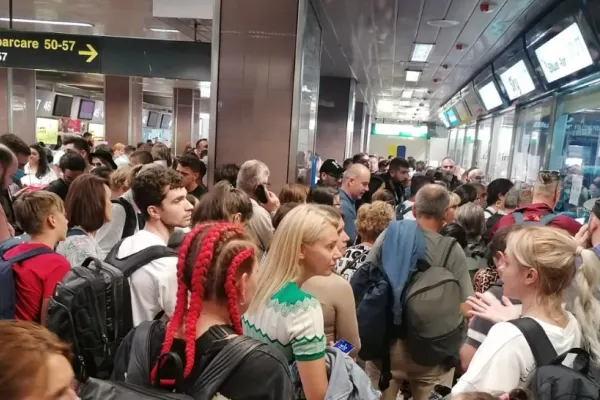 Suspendarea curselor Blue Air: Guvernul va trimite avioane Tarom după românii din străinătate