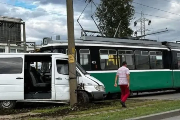 Accident grav în Iași: Un microbuz, proiectat în stâlp după impactul cu un tramvai - O persoană este BLOCATĂ - FOTO