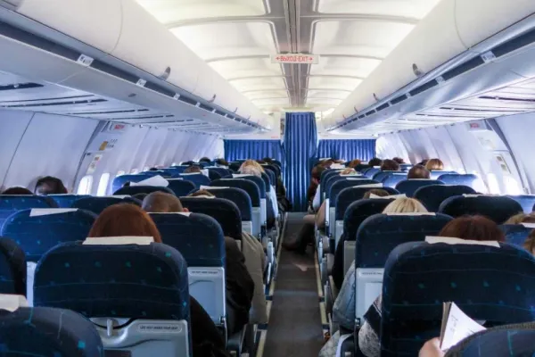 Germania renunță la purtarea măștii sanitare în avioane - Unde rămâne obligatorie