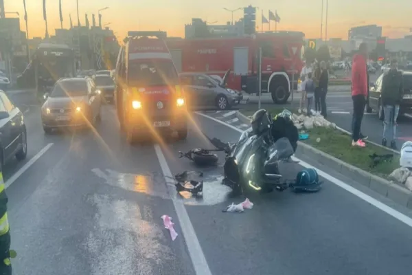 Accident cumplit pe Calea București! Tânără motociclistă, grav rănită după impactul cu un autoturism