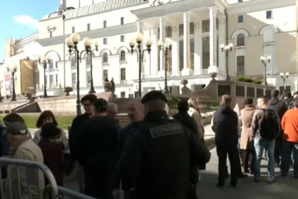 Sute de ruși au venit să-și ia rămas bun de la Mihail Gorbaciov - Putin, "prea ocupat" să participe la ceremonie