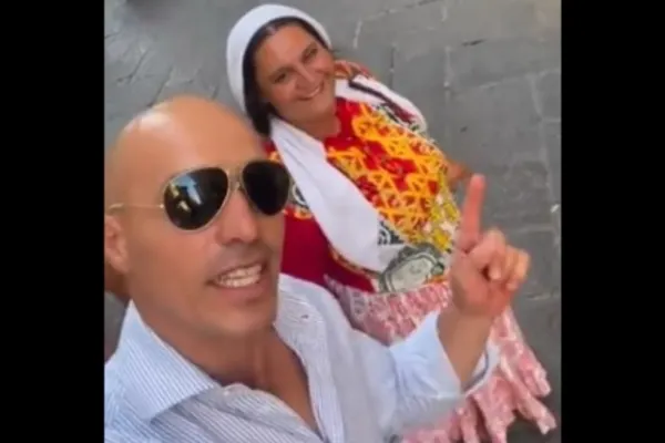 Furie în Italia, după mesajul unui politician care a filmat o femeie de etnie rromă: "Votați cu noi și n-o mai vedeți!" - VIDEO