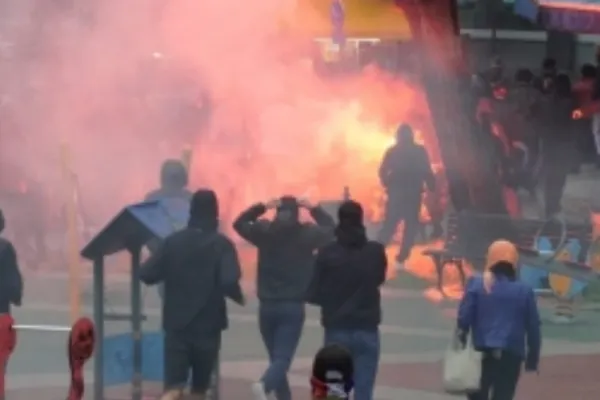 Violențe grave la marșul LGBT din Belgrad. Protestatarii au aruncat cu fumigene, 10 polițiști au fost răniți