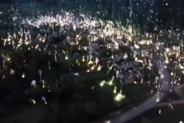 Imagini aproape IREALE în Ucraina. O ploaie de FOC aruncată de ruși asupra unei localități- VIDEO