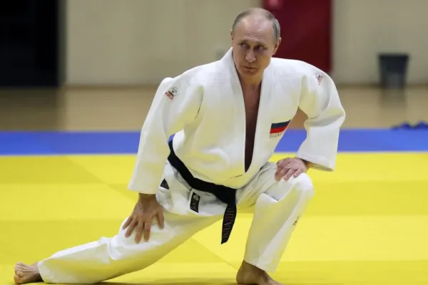După ce bea, Vladimir Putin exersa scheme de judo și își lovea soția. Relatări șocante despre liderul rus