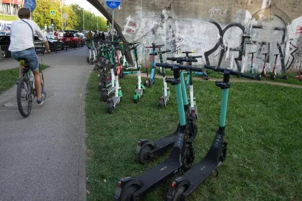 Decizie cruciala în Guvern. Cine mai poate circula cu bicicletele si trotinetele electrice?