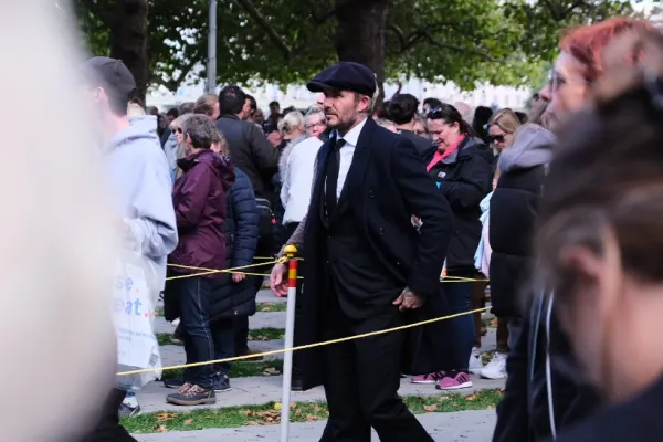 David Beckham a stat 12 ore la coadă pentru a vedea trupul Reginei Elisabeta a II-a - Video