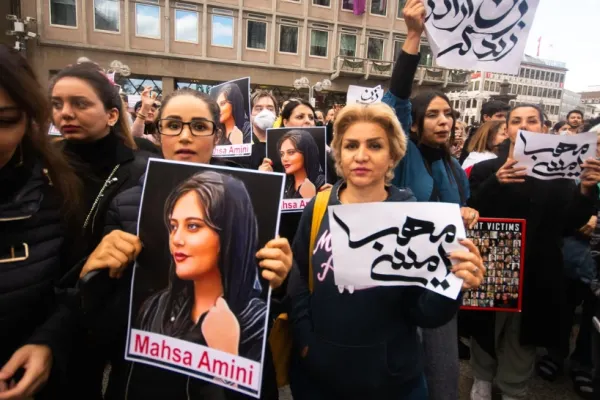 În ciuda protestelor, Iranul continuă să blocheze accesul oamenilor la internet