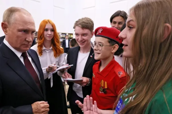 Putin le predă copiilor lecția războiului: Băieții noștri de acolo merită sprijinul întregii societăți