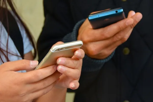 O nouă înșelătorie bagă poliția în alertă: ATENȚIE la SMS-urile prin care se anunță întreruperea energiei electrice și a gazelor