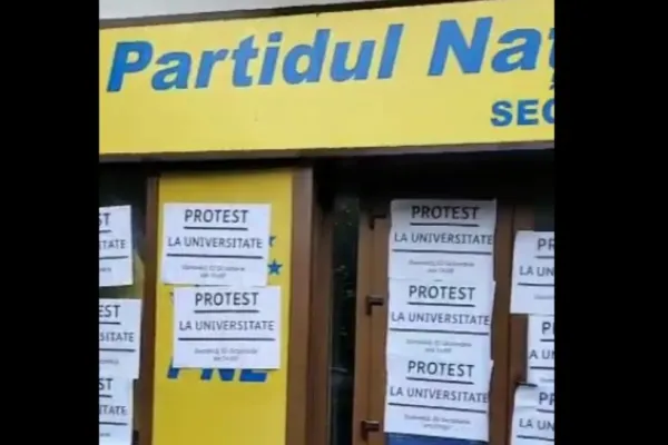 Un sediu PNL a fost VANDALIZAT - Afișe care anunță protestul AUR, lipite peste tot