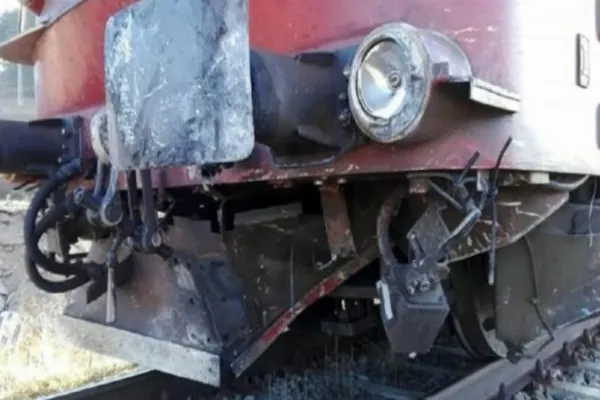 Accident feroviar în județul Cluj! Un autotren a fost lovit de un tren de călători