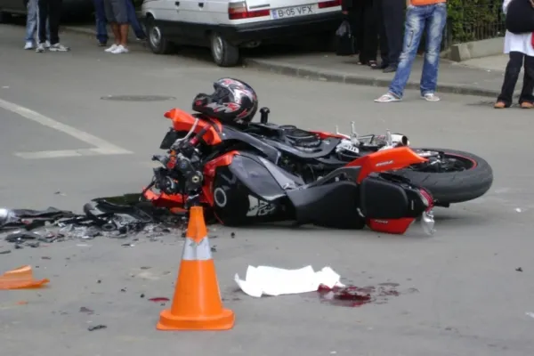 Accident pe DNCB, la Otopeni. Un motociclist a fost transportat la spital, traficul a fost restricţionat