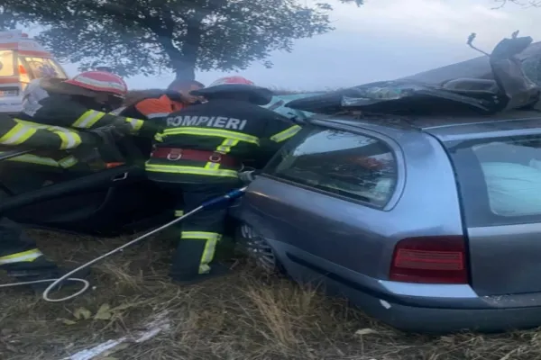 Accident îngrozitor în Tulcea: o persoană a murit, iar alta a fost grav rănită după ce au intrat cu mașina într-un copac