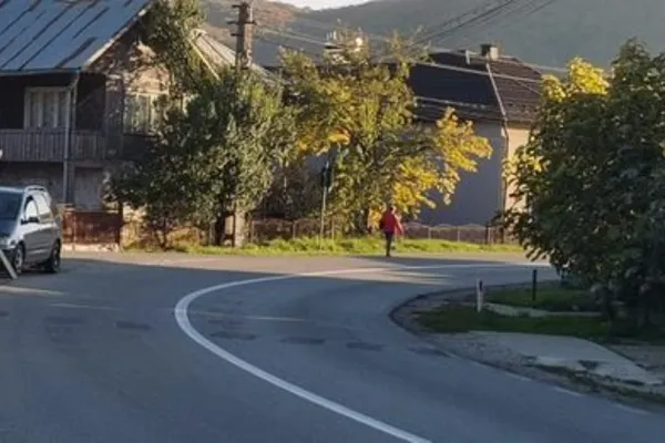 Se întâmplă în România. Un bărbat și-a făcut singur o trecere de pietoni ca să traverseze în siguranță - De ce e acuzat