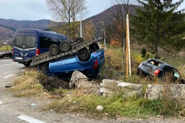 Accident cu 11 persoane implicate, în Neamţ. Impact violent între un microbuz și un autoturism: 3 victime | FOTO
