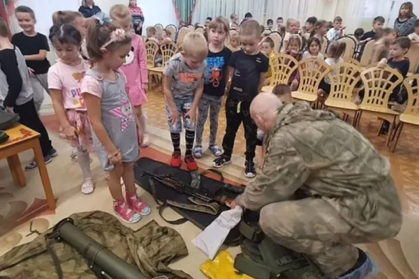 IMAGINI șocante din Rusia în timpul războiului din Ucraina - Copii de grădiniță, de 4 ani, învățați să folosească puști Kalașnikov și lansatoare de grenade
