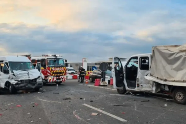 Accident cu 21 de persoane implicate pe A1. Trei victime, după impactul dintre o mașină și două microbuze