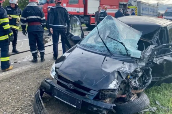 Accident între două mașini şi o cisternă, în Botoşani. Unul dintre șoferi a fost rănit după ce ar fi adormit la volan – FOTO&VIDEO