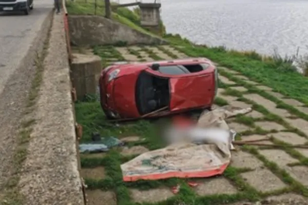 Accident îngrozitor în Suceava - o persoană a murit, iar alta a fost grav rănită, după ce mașina în care se aflau a căzut de pe un pod