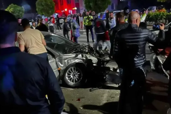 Accident cu 4 victime în Craiova. Mașina în care se aflau s-a izbit violent de două autoturisme parcate