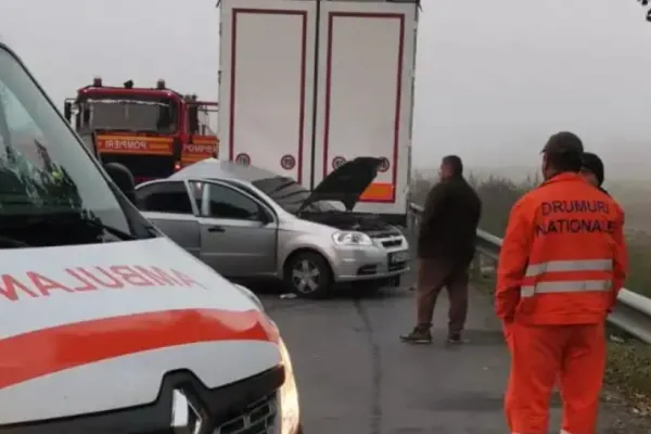 Accident cumplit în Sibiu. Doi bărbaţi au fost grav răniţi după ce maşina în care se aflau a intrat într-un autotren