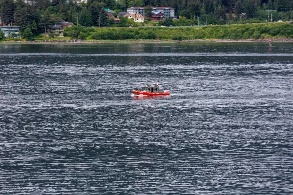 Război Ucraina. Rușii fug cu barca în Alaska pentru a scăpa de mobilizarea lui Putin