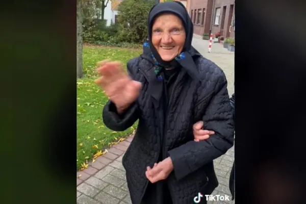 La 80 de ani, și-a vizitat pentru prima dată fiica din Germania. Reacția unei bunicuțe, virală pe TikTok