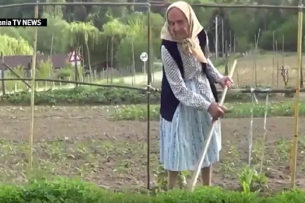 Femeia cu sănătate de fier. La 93 de ani, sparge lemne și cosește iarba