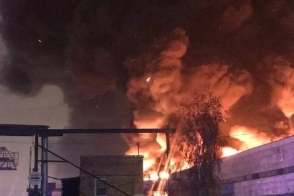 Incendiu de amploare în Rusia. Un depozit a fost distrus de flăcări - VIDEO