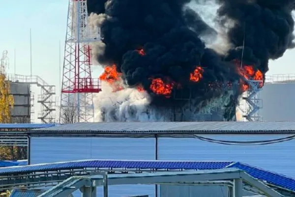 O regiune din Rusia, vizată de bombardamente. Incendiu puternic la un depozit de petrol - FOTO